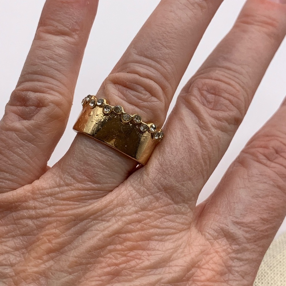 Elegant Gold Ring with Crystal Accents - Picture 4 of 5